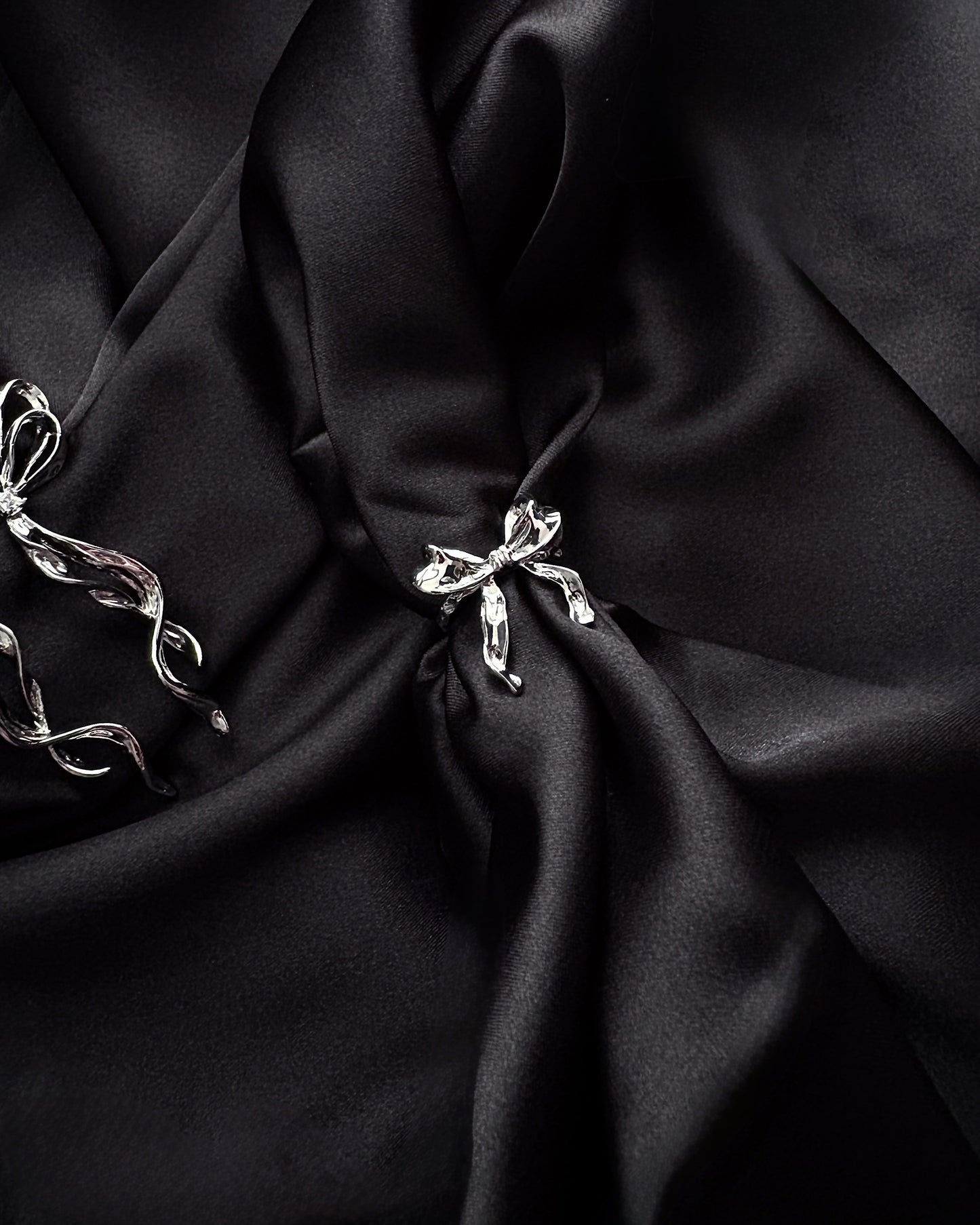 Velour Bow in White Gold