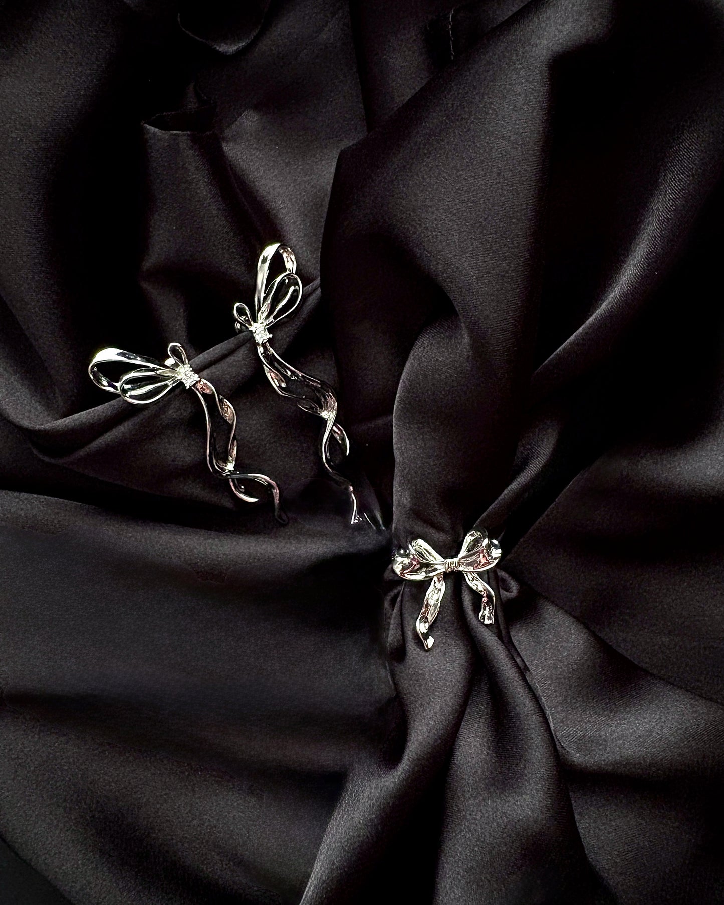 Velour Bow in White Gold